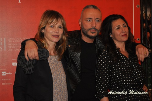 Il costumista Massimo Cantini Parrini tra le attrici Antonella Attili e Barbora Bobulova