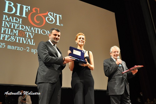 L'attrice Miriam Leone riceve il premio Anna Magnani