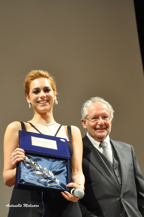 L'attrice Miriam Leone riceve il premio Anna Magnani