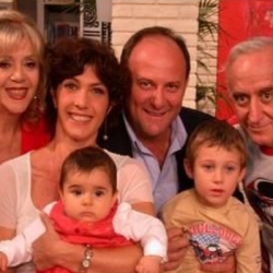 La famiglia Mantelli con la mamma di Alice e il vicino di casa Spartaco