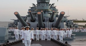 L'equipaggio della nave prima del bombardamento, nel film 'USS Indianapolis'