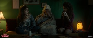 Sana Jammelieh, Shaden Kanboura e Mouna Hawa in una scena del film Libere disobbedienti innamorate