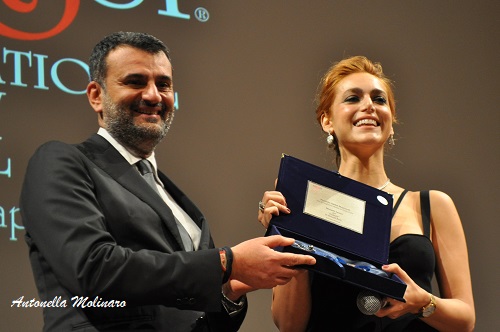 L'attrice Miriam Leone premiata al BIF&ST dal sindaco di Bari Antonio De Caro