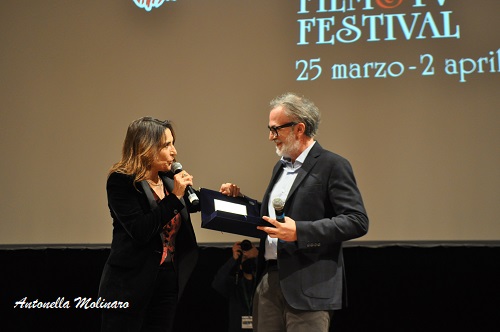 L'attore Fabrizio Ferracane premiato da Lina Sastri