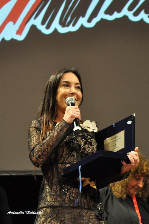 Paola Sini riceve il premio per la Migliore Attrice Protagonista